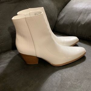 NWOT Coconuts Spade ankle bootie